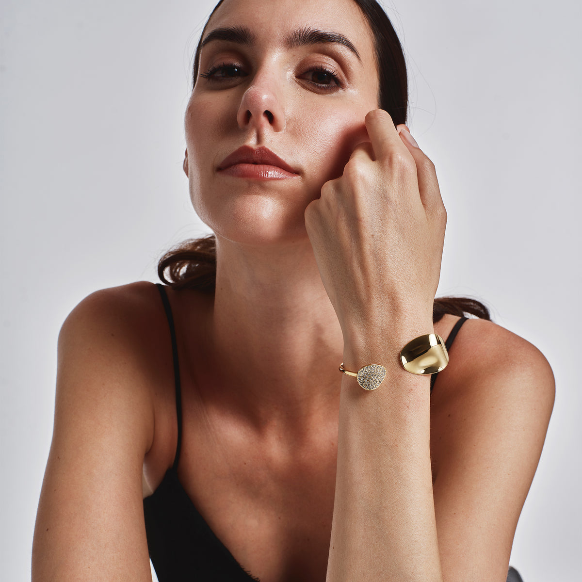 Bracciale Bangle In Acciaio Con Finitura PVD Oro Giallo 14K E Zirconi "B Wisper Glow" TJ4226