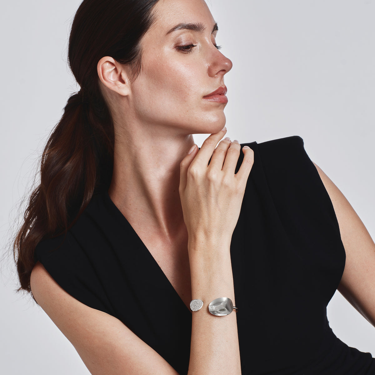 Bracciale Bangle In Acciaio Spazzolato Lucido E Zirconi Bianchi Breil Donna "B Wisper Glow" TJ4224