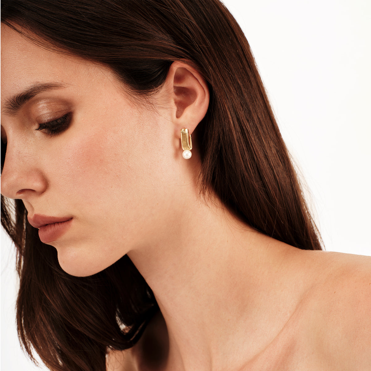 Orecchini Pendenti A Boccola Ovale Con Finitura Ip Oro 14K E Perla "Stylize" TJ4052